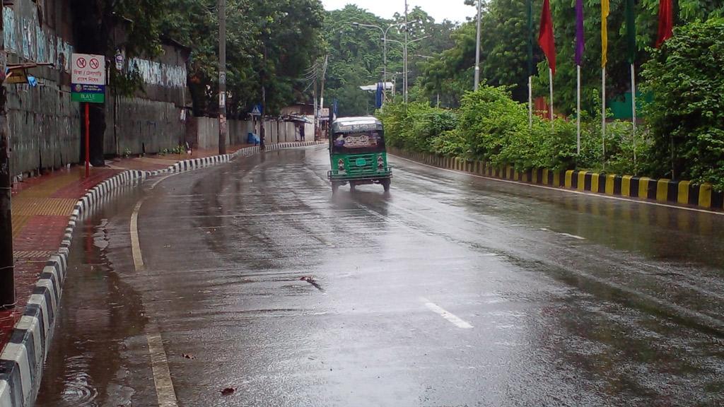 ঢাকার ব্যস্ত সড়কে নেই চিরচেনা যানজট, দিনভর বৃষ্টিতে সুনসান নীরবতা