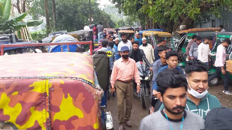 প্রার্থীর সমর্থকদের ভিড়ে ভোগান্তি পরীক্ষার্থীদের