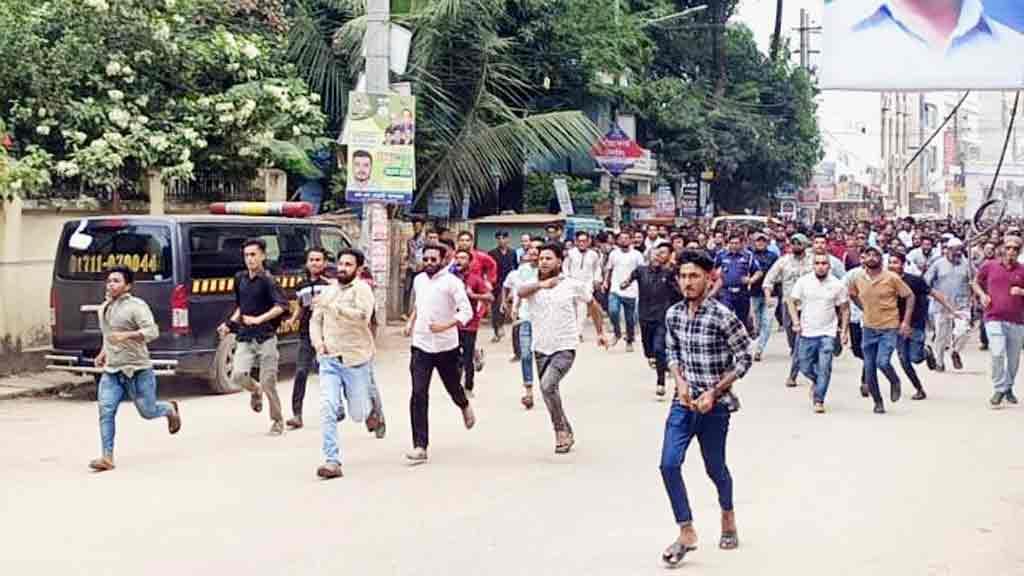 কুমিল্লায় হিন্দু বৌদ্ধ খ্রিস্টান ঐক্য পরিষদের মিছিলে যুবলীগের ধাওয়া