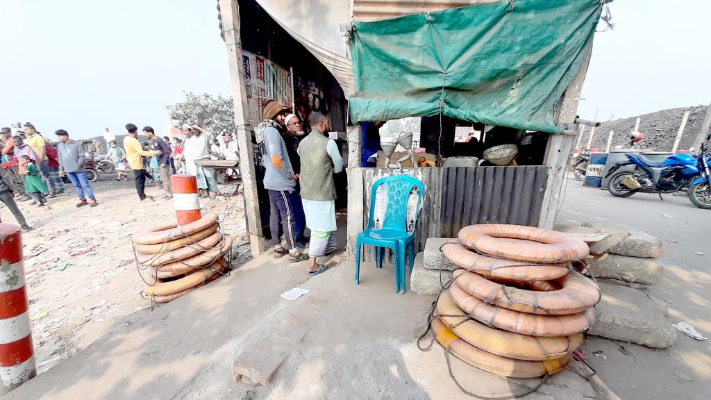 ট্রলারডুবি: যাত্রীদের বাঁচাতে ফেলা হয়েছিল ১৩ বয়া