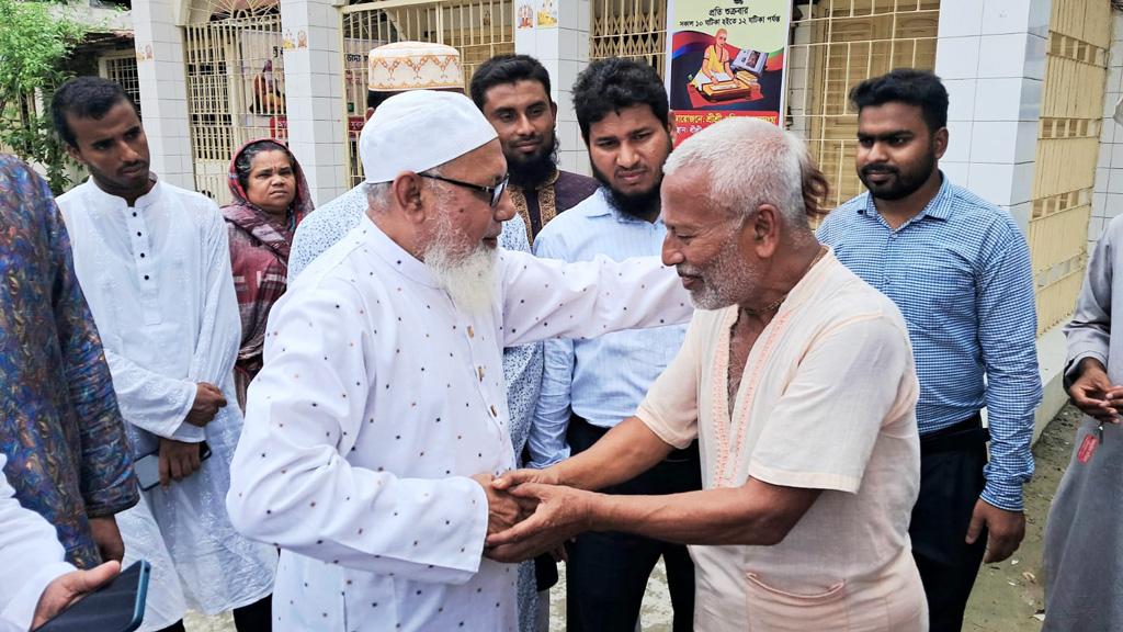 কিশোরগঞ্জে মন্দির পাহারায় জামায়াত-শিবিরের নেতা-কর্মীরা