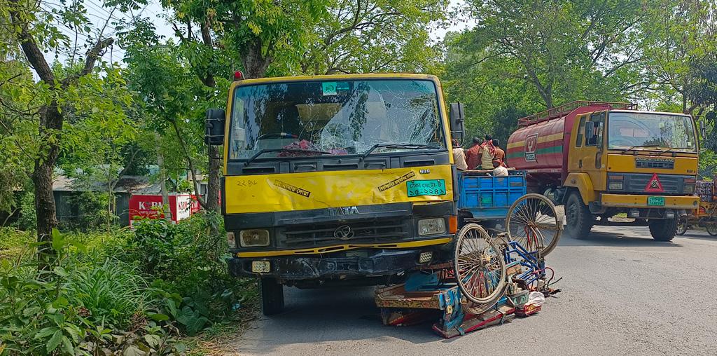 বালুবাহী ট্রাকচাপায় প্রাণ গেল অটো ভ্যানচালকের