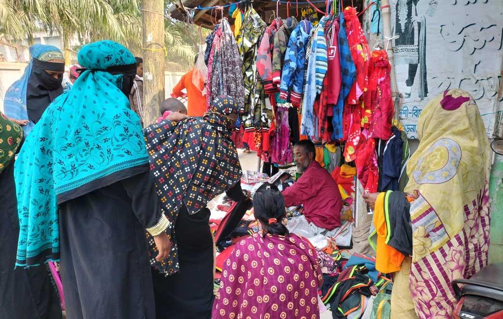 দোকান, ফুটপাতে গরম কাপড়, ক্রেতার ভিড়