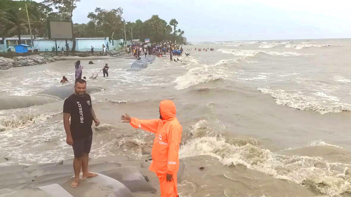 পায়রা বন্দরে ৩ নম্বর সতর্ক সংকেত, জোয়ারের পানিতে প্লাবিত ২০ গ্রাম