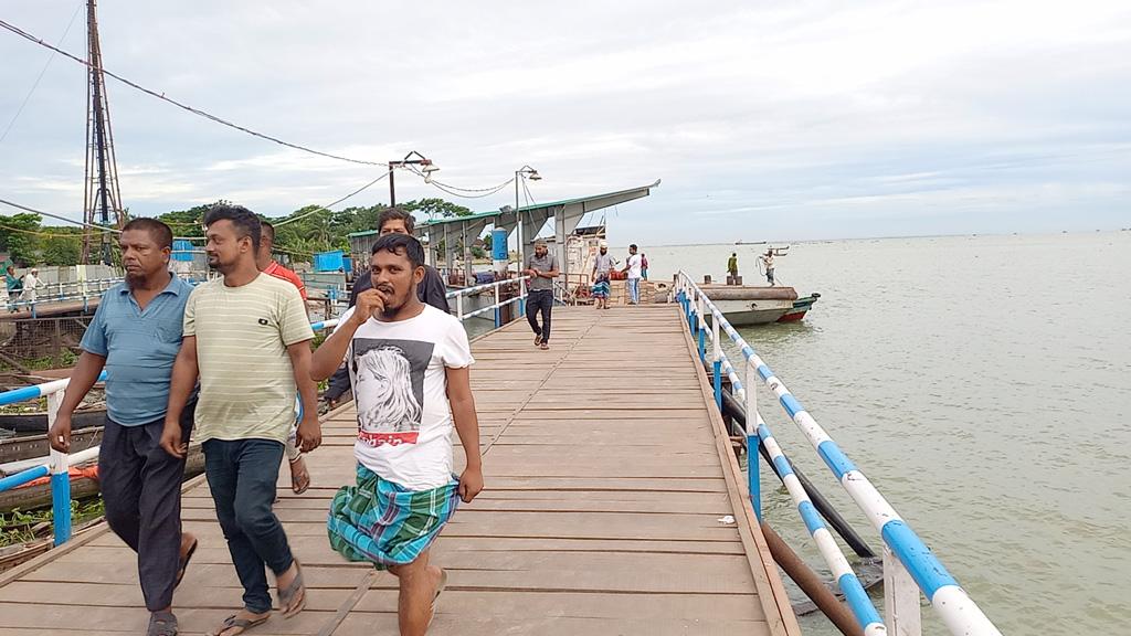 ঘূর্ণিঝড় রিমাল: চাঁদপুর থেকে সব ধরনের নৌযান চলাচল বন্ধ