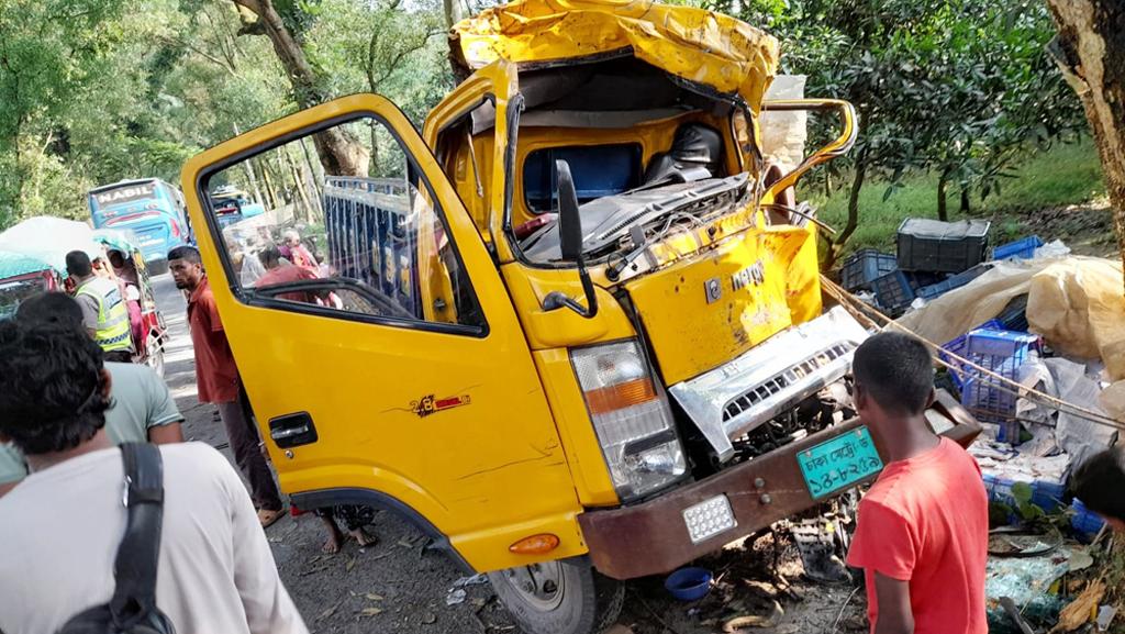 দিনাজপুরে নিয়ন্ত্রণ হারিয়ে আমগাছে ট্রাকের ধাক্কা, নিহত ১