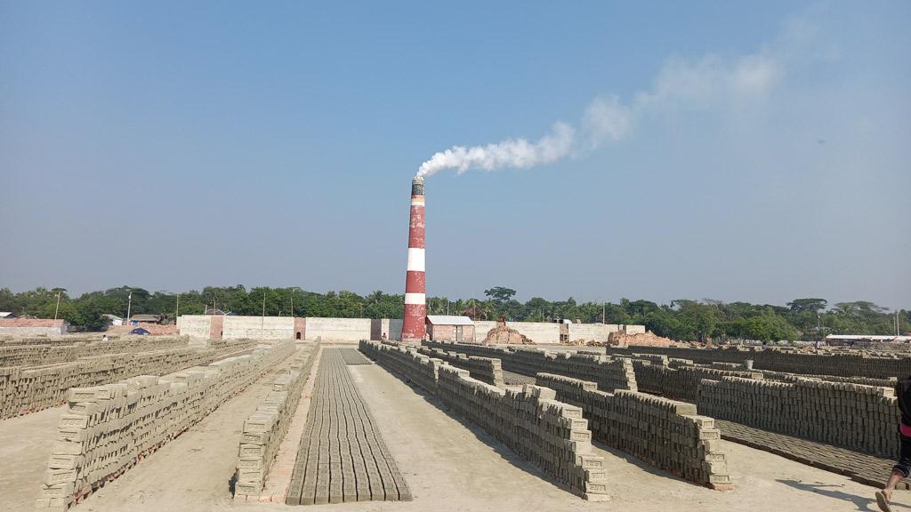 কয়রায় কপোতাক্ষের চর দখল করে ইটভাটা