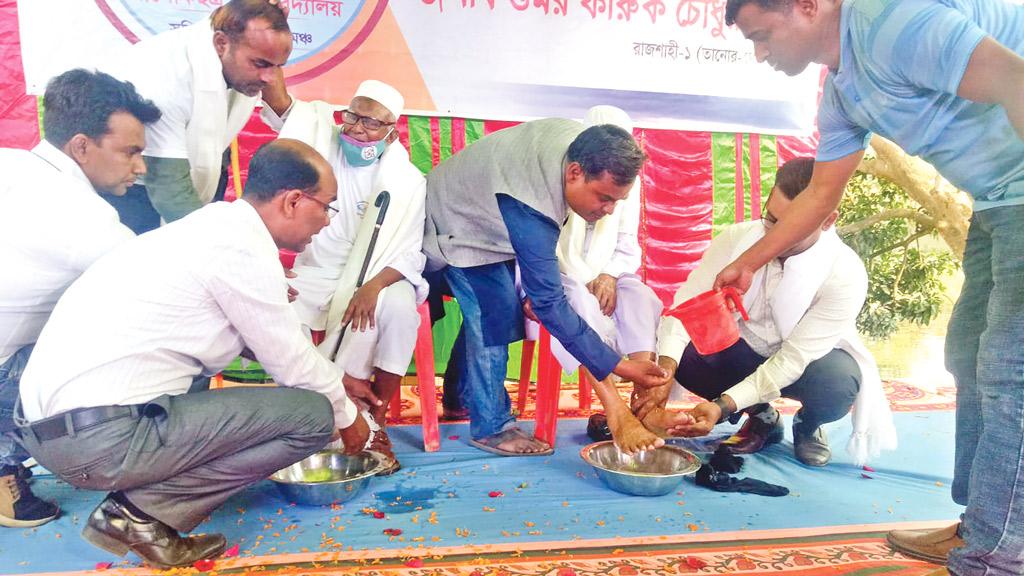 শিক্ষকেরা কাঁদলেন, কাঁদালেন