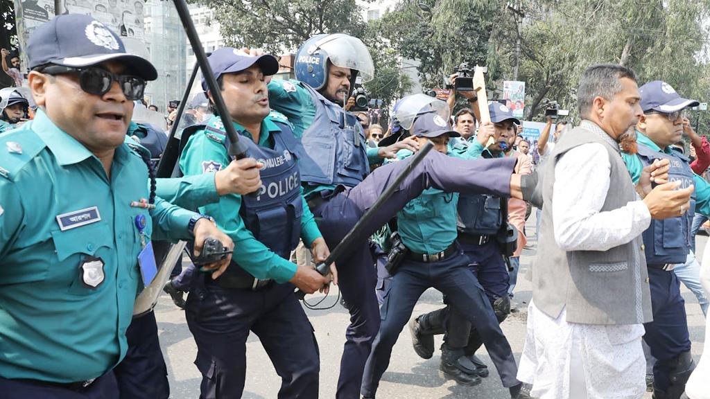 গণতন্ত্র মঞ্চের মিছিলে পুলিশের হামলায় আহত অনেকে 