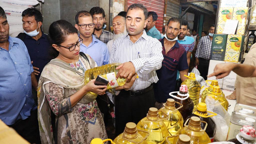 নির্ধারিত দামে মিলছে না ভোজ্যতেল, সরবরাহ সংকট কাটতে আরও অপেক্ষা