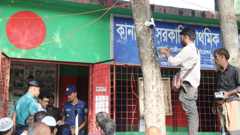 ভোটের দিন সকালে সিসি ক্যামেরা বসেছে জায়েদার কেন্দ্রে