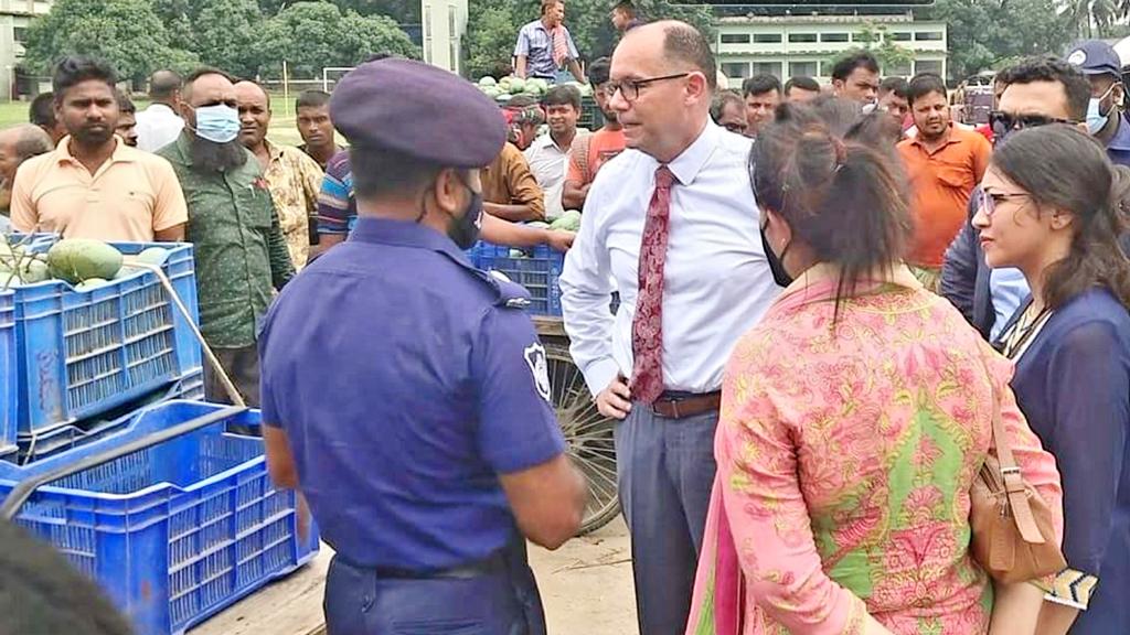 রাজশাহীর আমের মোকাম ঘুরে দেখলেন মার্কিন রাষ্ট্রদূত