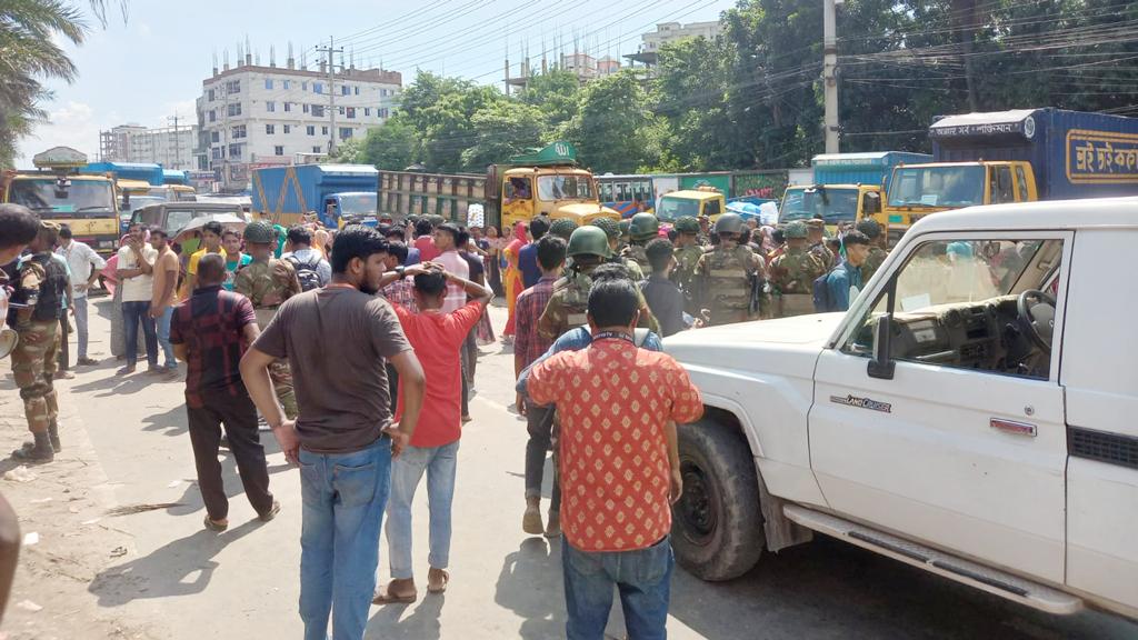 ব্যাপক শ্রমিক বিক্ষোভের মুখে আশুলিয়ার অর্ধশতাধিক গার্মেন্টস কারখানা ছুটি