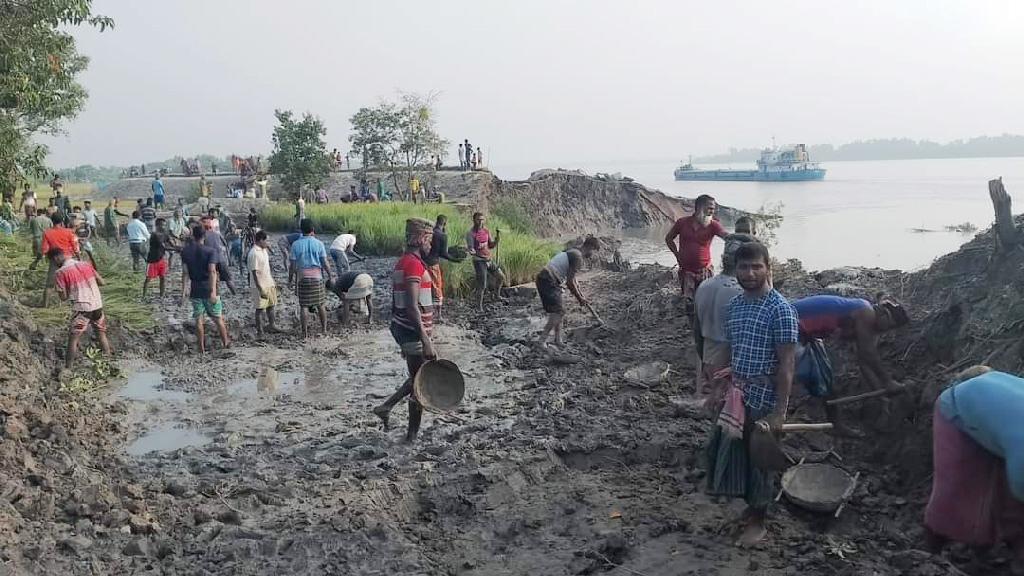 কয়রায় ভাটার টানে নদীতে বিলীন বেড়িবাঁধ