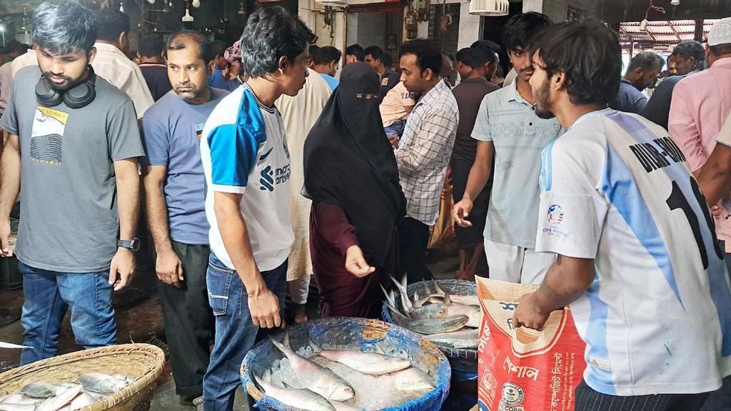 ২২ দিন ইলিশ ধরা বন্ধ, শেষ মুহূর্তে বেচাকেনায় সরগরম চাঁদপুরের মাছঘাট