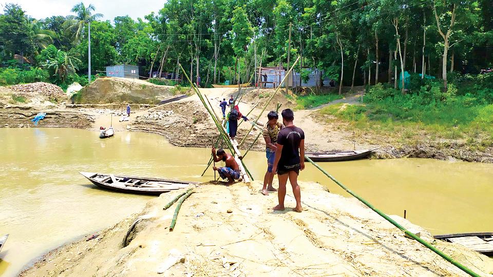 বাঁশের সাঁকো নির্মিত হলো এলাকাবাসীর স্বেচ্ছাশ্রমে