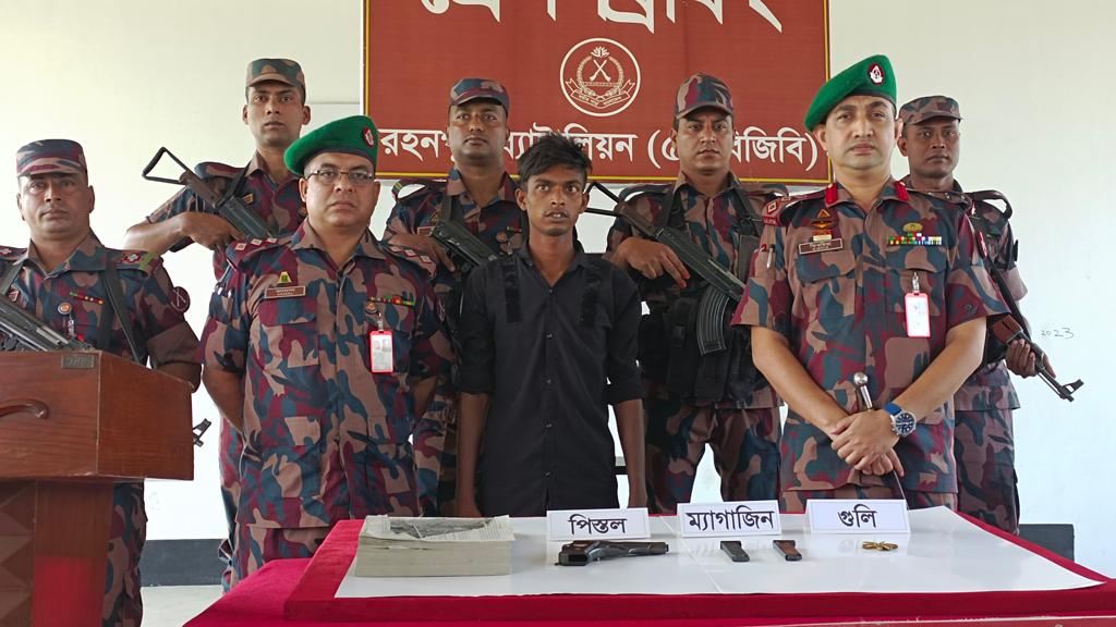 বইয়ের ভেতর লুকানো ছিল বিদেশি আগ্নেয়াস্ত্র-গুলি