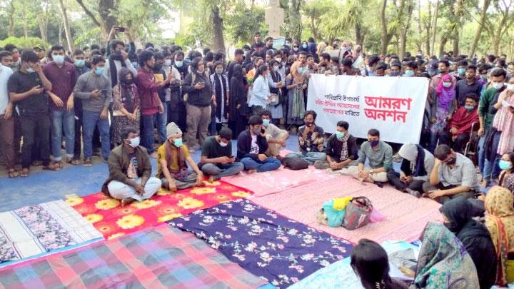 শাবিপ্রবিতে চলছে অনশন, হাসপাতালে ভর্তি ২০ শিক্ষার্থী