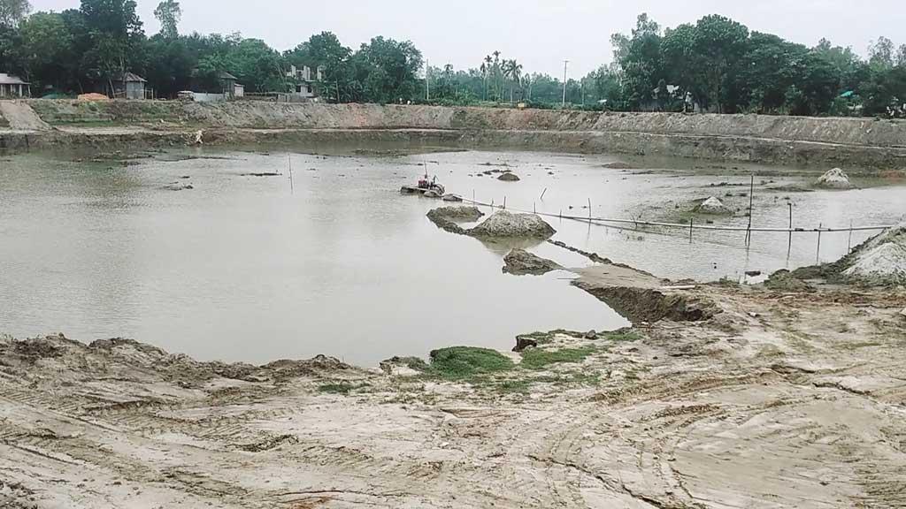 স্কুলের পুকুরে ড্রেজার, মাটি বিক্রি ইটভাটায়