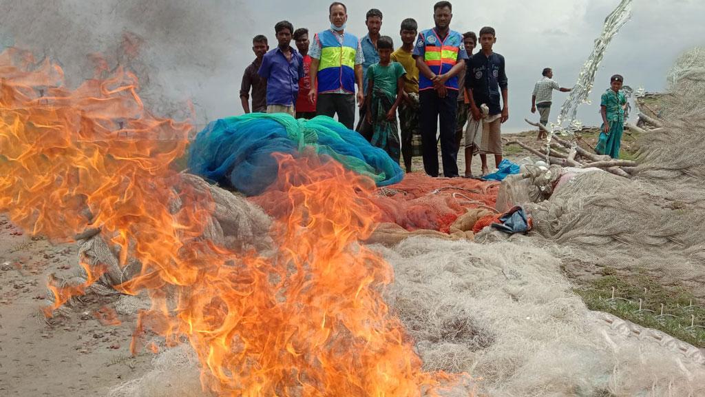 অবৈধ কারেন্ট ও বেহুন্দি জাল জব্দ , পুড়িয়ে ধ্বংস