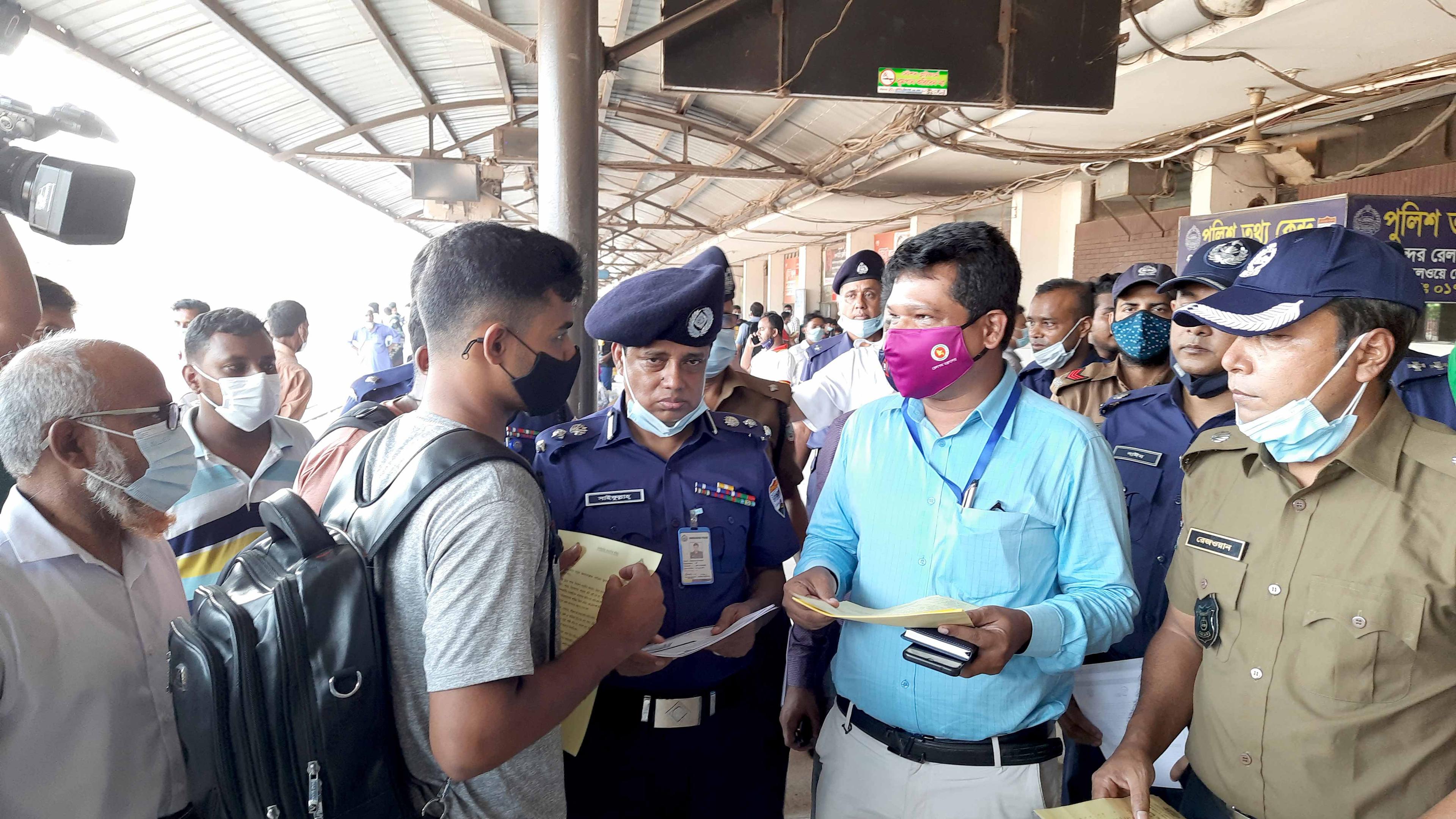 চলন্ত ট্রেনে পাথর নিক্ষেপ বন্ধে রেলওয়ে পুলিশের প্রচারণা 