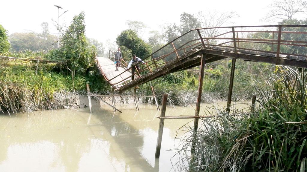 বাউফলে ভাঙা সেতু চার মাসেও সংস্কার হয়নি