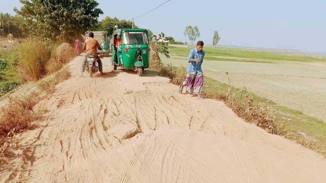 ‘গাড়ি থাইক্ক্যা নাইম্যা  গেলাম জানের ডরে’