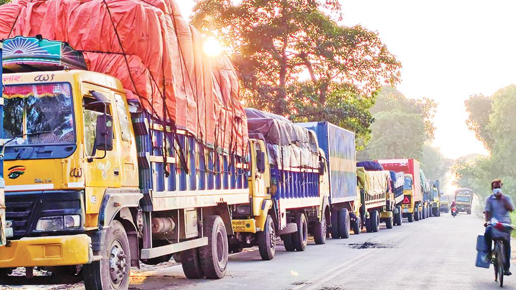 ৮ ঘণ্টা বন্ধ থাকার পর ফেরি চলাচল শুরু