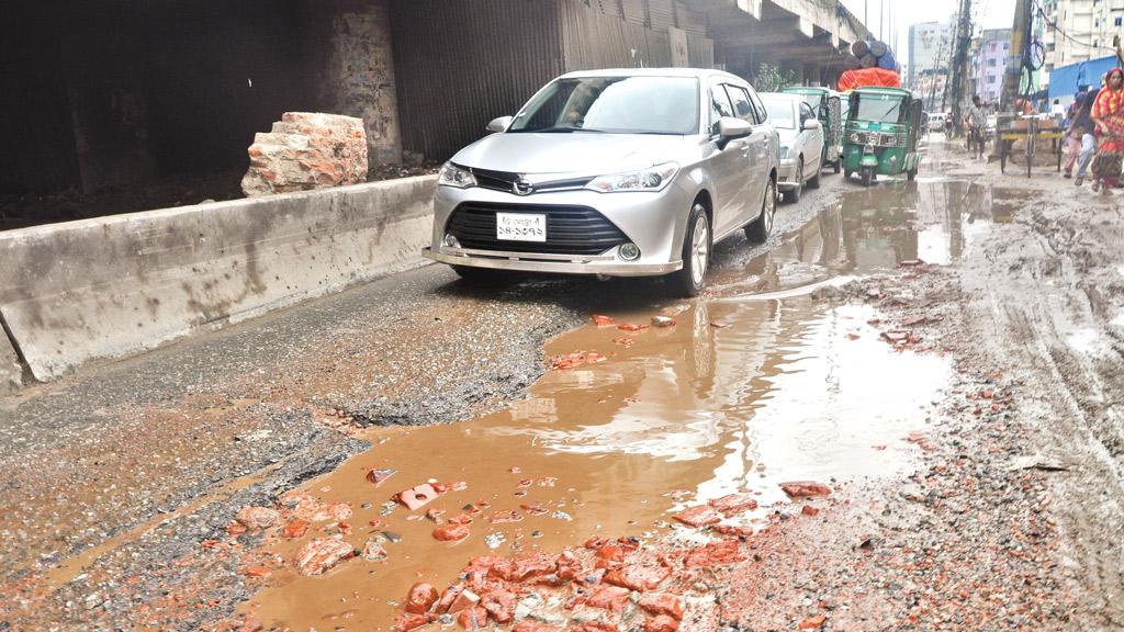 পানি নেমে যাওয়ার পর সড়কজুড়ে ক্ষতের দুঃখ