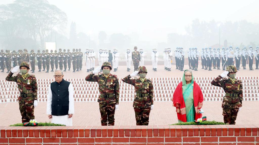 স্মৃতিসৌধে রাষ্ট্রপতি ও প্রধানমন্ত্রীর শ্রদ্ধা