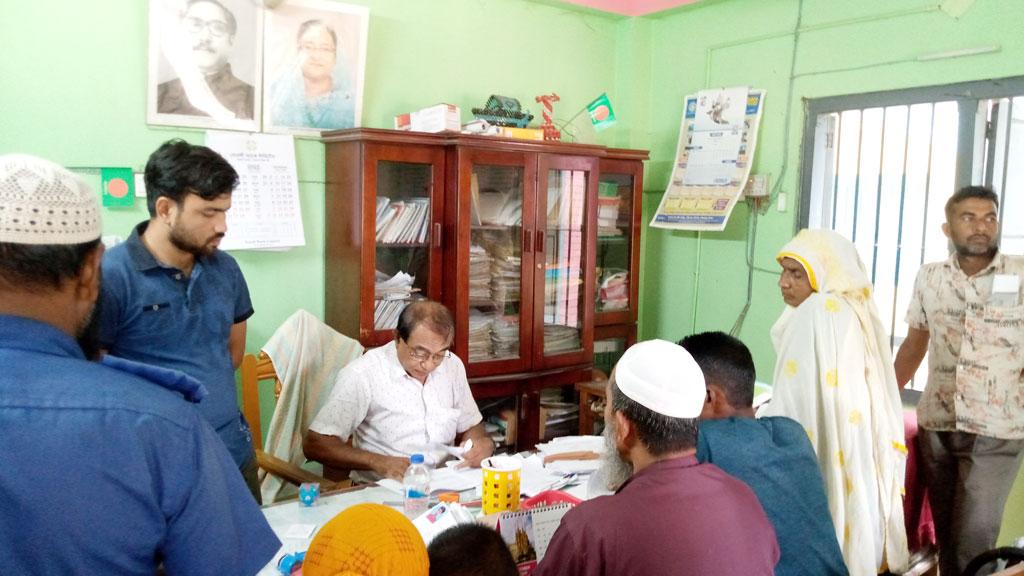 জন্মসনদ নিতে অতিরিক্ত টাকা নেওয়ার অভিযোগ ইউপি সচিবের বিরুদ্ধে