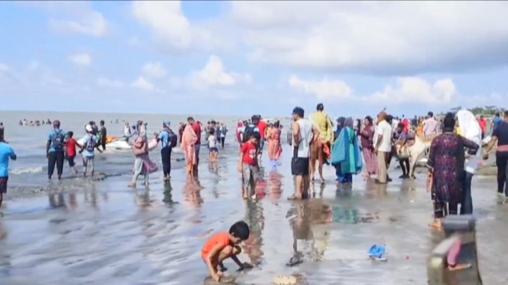 দীর্ঘদিন পর পর্যটকদের পদচারণায় মুখর কুয়াকাটা সৈকত