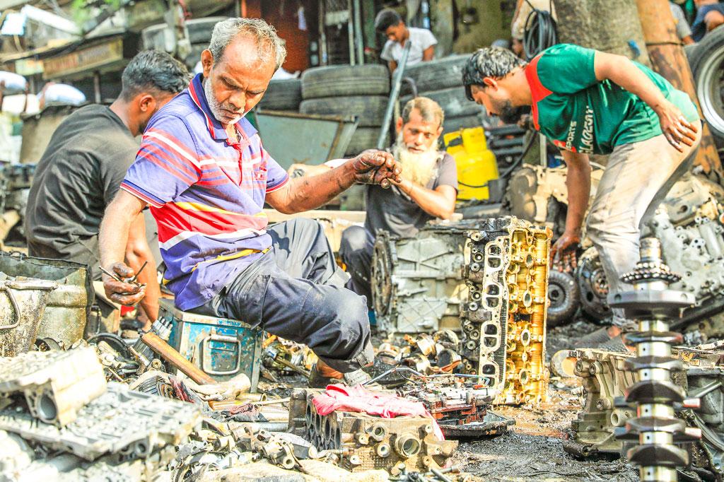 সুদ বাড়ার ধাক্কা কর্মসংস্থানে