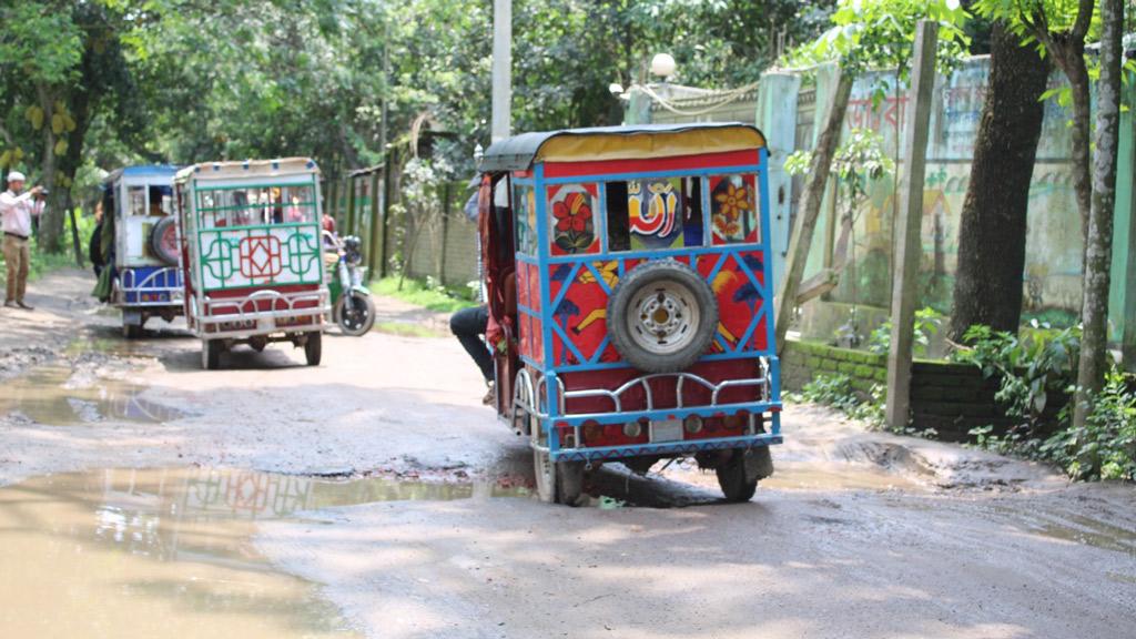 খানাখন্দের সড়কে চলাচল করা দায়, সংস্কারের দাবি