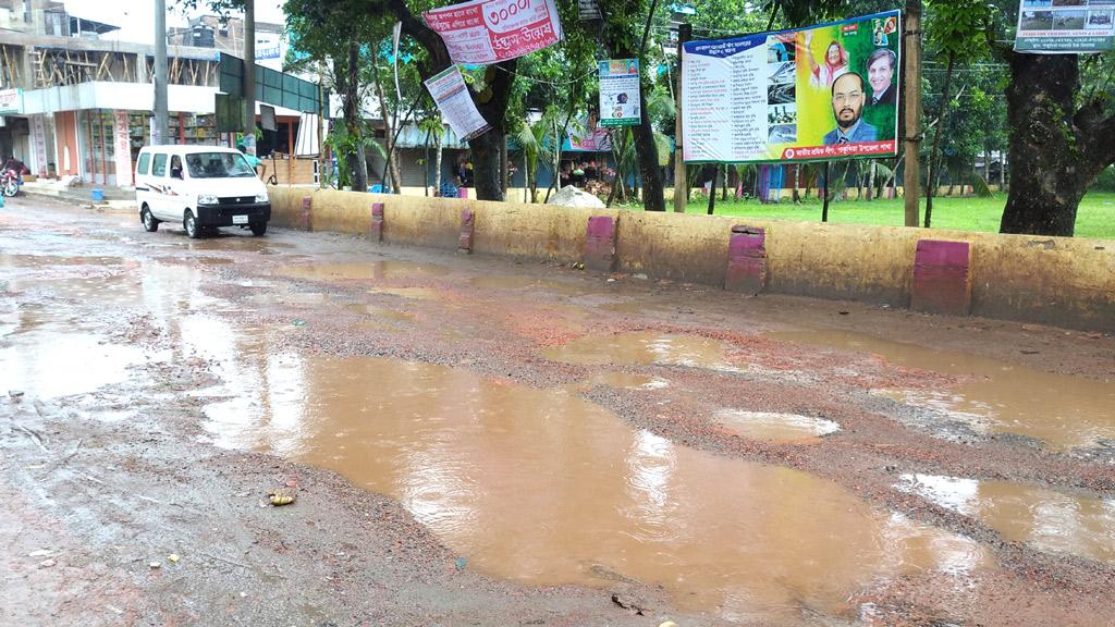 পাকুন্দিয়ায় এক কিলোমিটার সড়কে খানাখন্দ, দুর্ভোগ