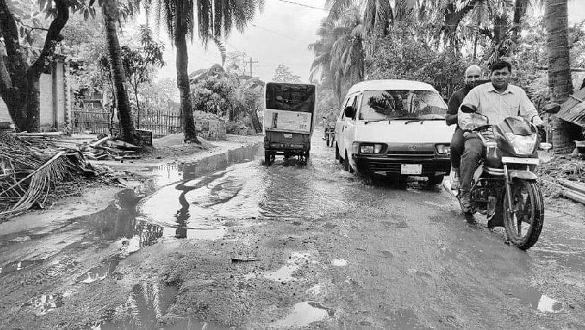 খানাখন্দে বৃষ্টির পানি, ছিটকে ভিজে চলাচলকারী