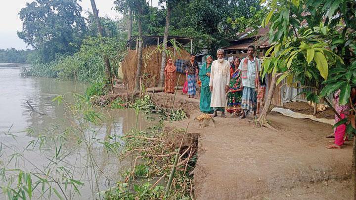 ভাঙনের ঝুঁকিতে তিন গ্রাম