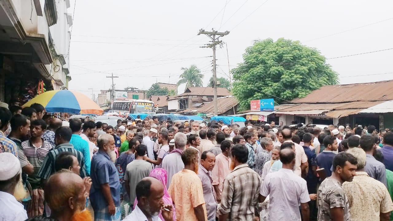 সাত দিন ঘুরেও সার পাননি কৃষকেরা, জামালপুরে সড়ক অবরোধ