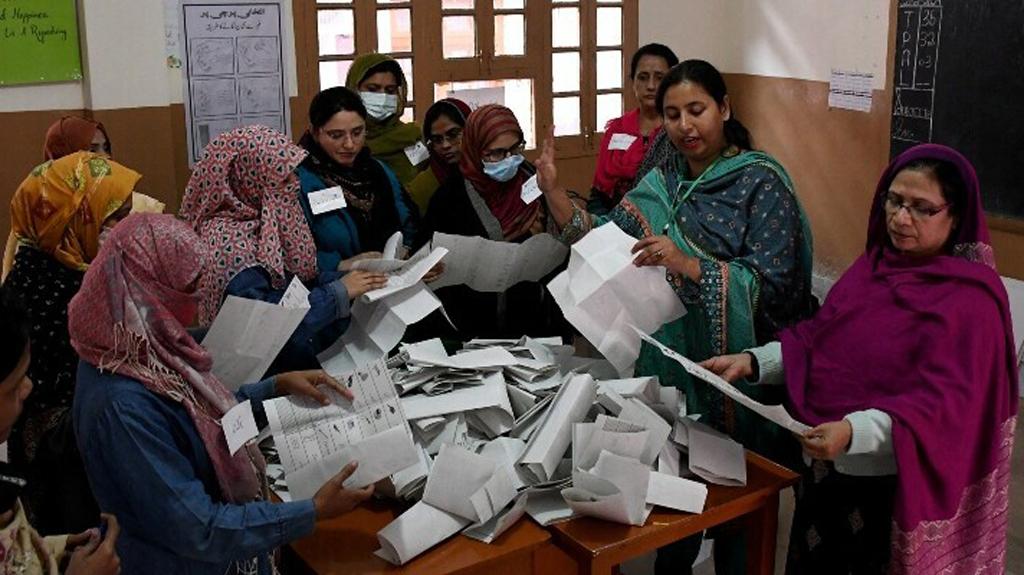 পাকিস্তানে সহিংস নির্বাচন শেষে ভোট গণনা চলছে, নওয়াজ শরিফের জয়ের আভাস