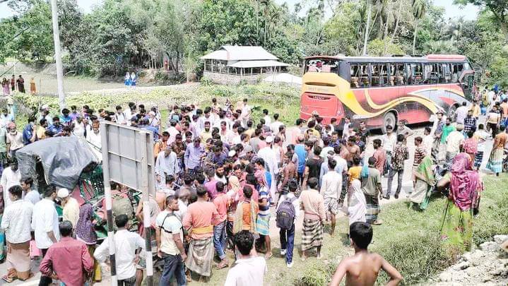 টাঙ্গাইলে বাসের ধাক্কায় স্কুলছাত্রীসহ ৩ জন নিহত 