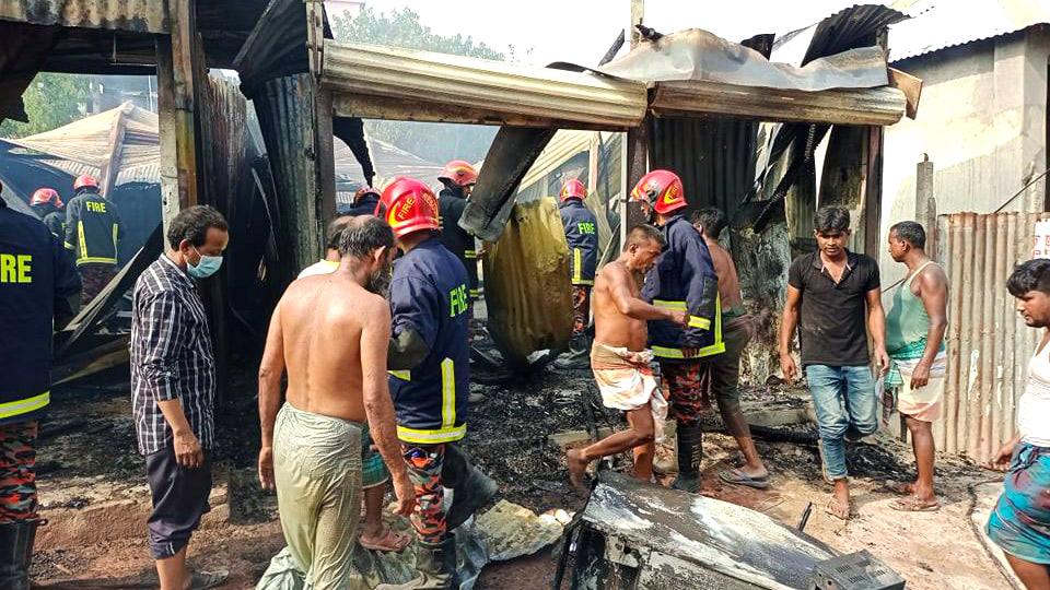 কালিহাতীতে আগুনে পুড়ল দুই দোকান