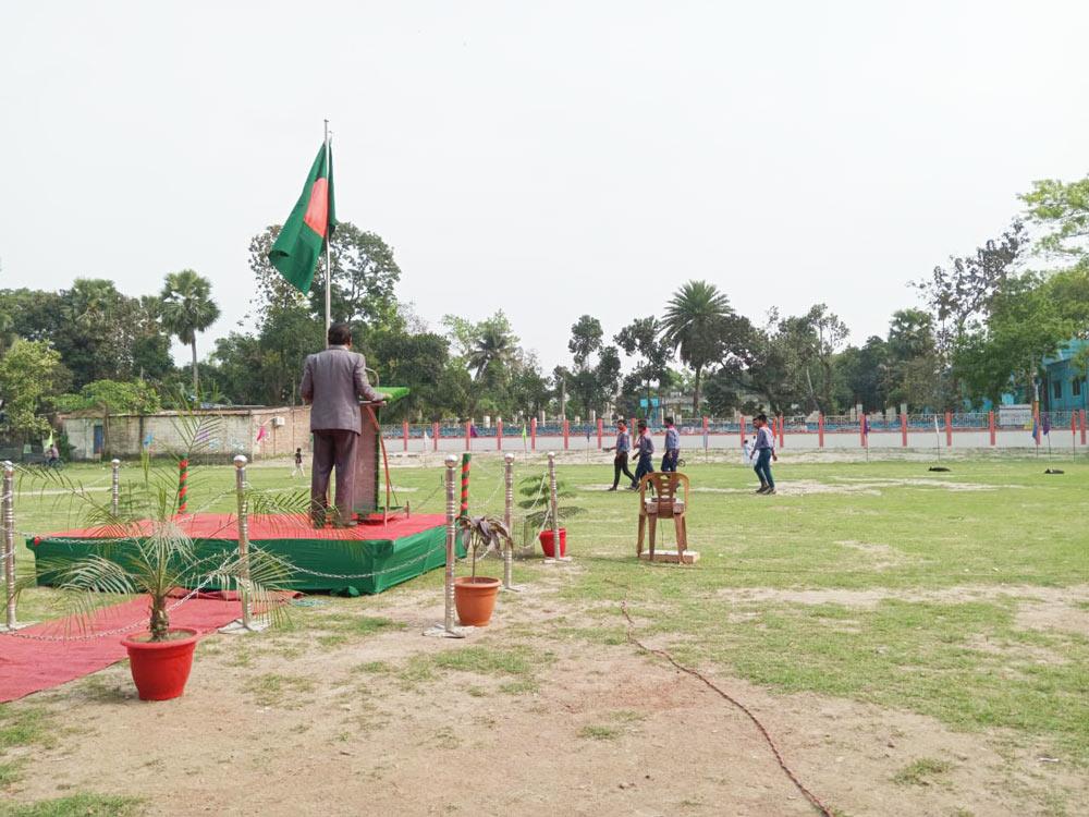 স্বাধীনতা দিবসের অনুষ্ঠান: ডায়াসের সামনে জনশূন্য মাঠ, একের পর এক বক্তব্য দিচ্ছেন অতিথিরা