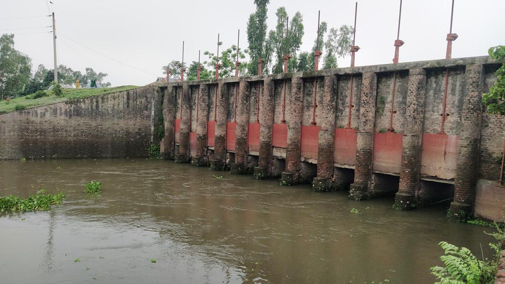 ‘স্লুইসগেটটি নিয়ে আমরা খুব বিপদে আছি ’