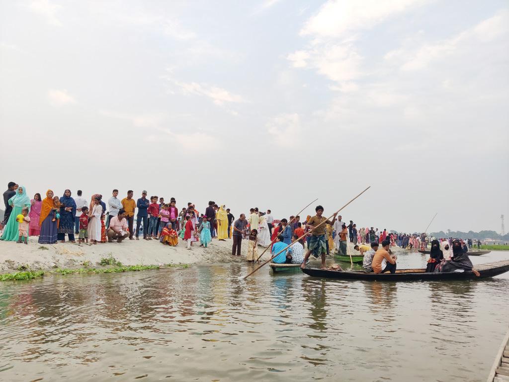 আত্রাই নদে দর্শনার্থীর ঢল, মাঝিদের আনন্দের দিন