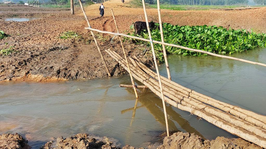 টাঙ্গাইলে এক সেতুর অভাবে দুই উপজেলার মানুষের দুর্ভোগ