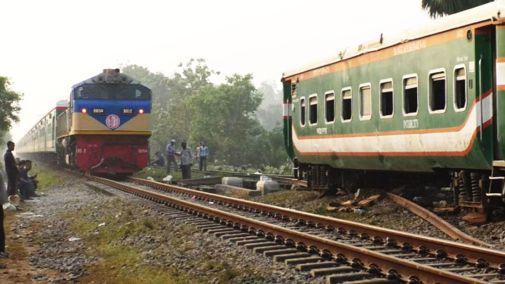 বিজয় এক্সপ্রেস লাইনচ্যুত: ১৫ ঘণ্টা পর চট্টগ্রামের দিকে ট্রেন চলাচল শুরু