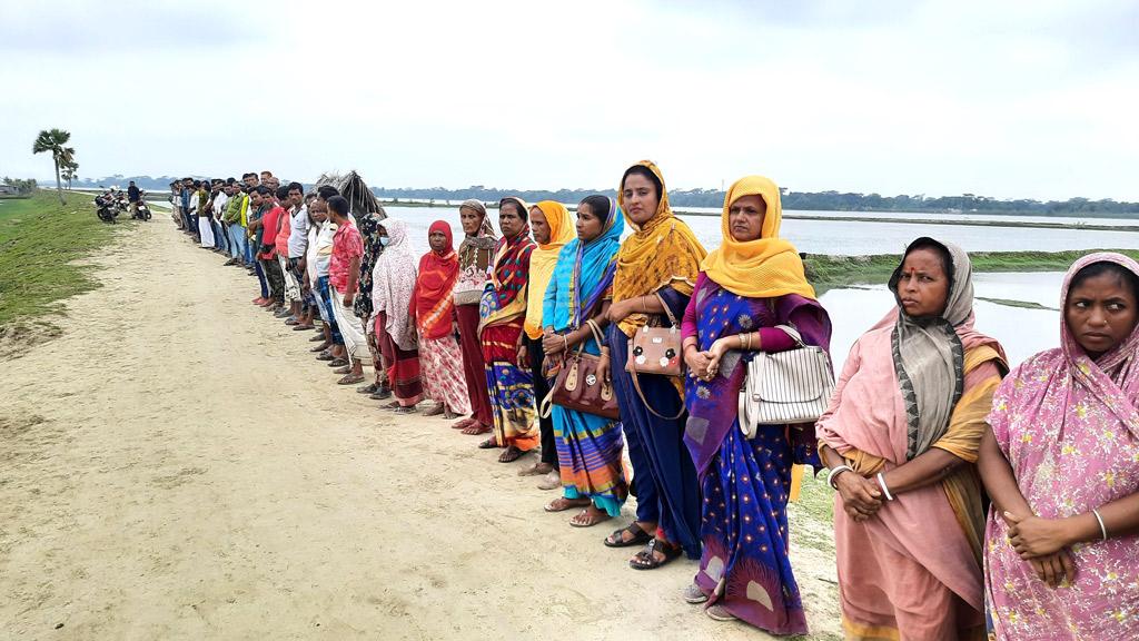 জমি ‘দখল’ করে ঘের লবণপানির কারণে চাষ বন্ধ