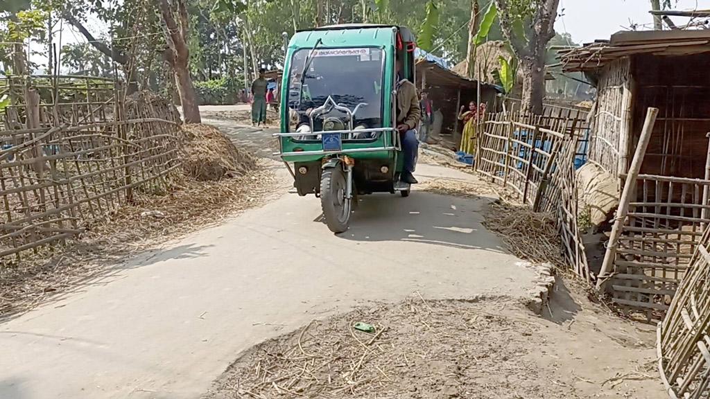 ১০ কিমিজুড়ে খানাখন্দে ভেঙে সড়ক সংকীর্ণ