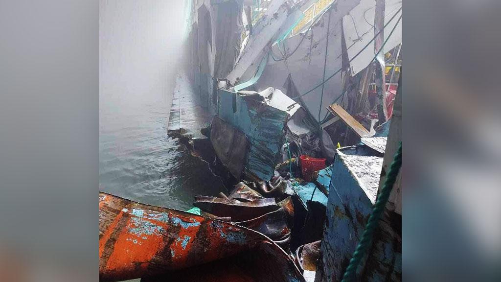 কার্গো জাহাজের ধাক্কায় দুমড়ে-মুচড়ে গেল সুন্দরবন লঞ্চের ভিআইপি কেবিন, ডেক