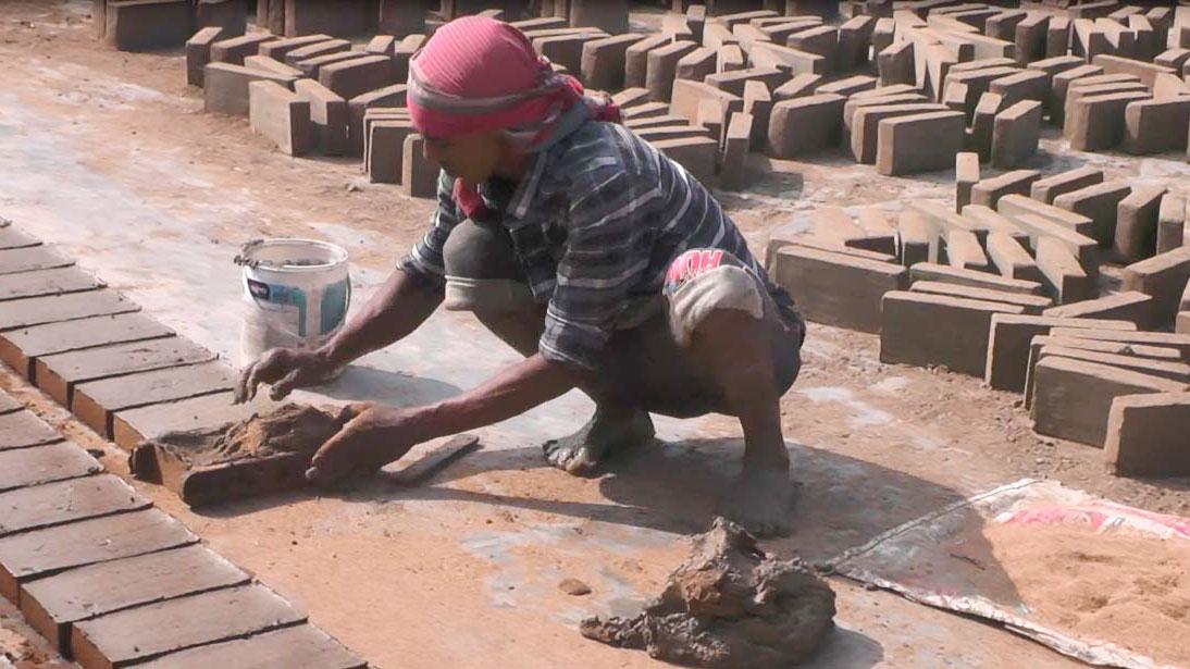 কলারোয়ায় টালিশিল্পে   ধস, ৪০ কারখানা বন্ধ